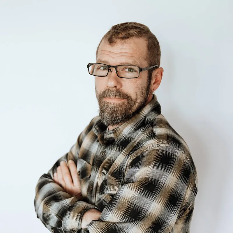 Headshot of Tim Holmes