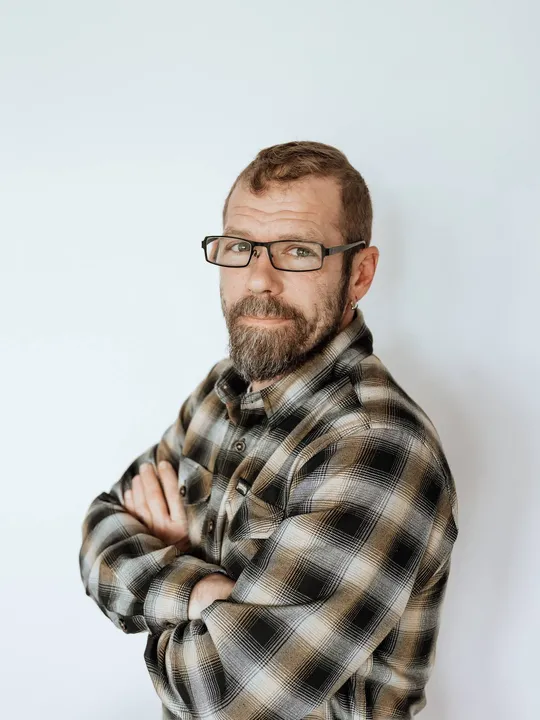 Headshot of Tim Holmes